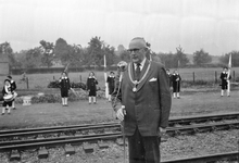 836770 Afbeelding van burgemeester L. Roefs van Deurne, tijdens zijn toespraak op het perron van het N.S.-station ...
